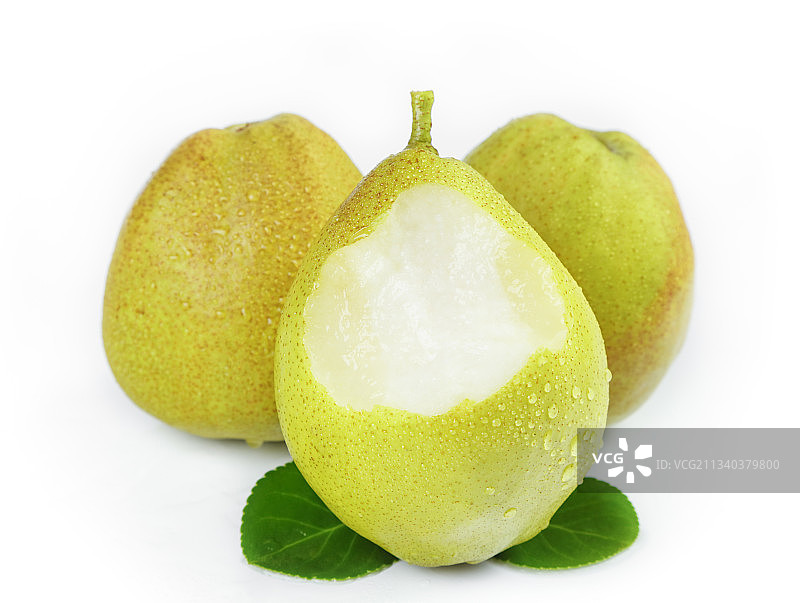 白底上放着新鲜库尔勒全母梨图片素材