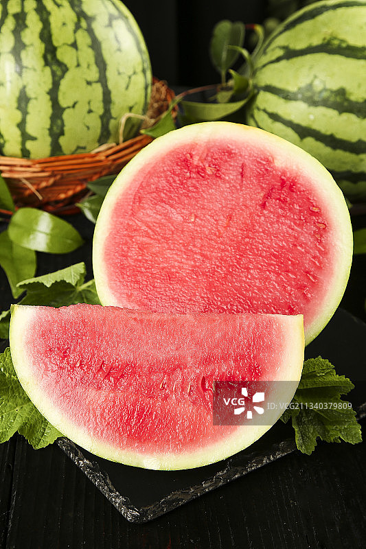 黑底上放着新鲜的红肉西瓜图片素材