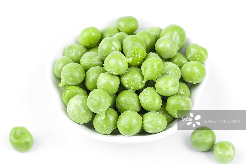 碟子里装着青豌豆图片素材