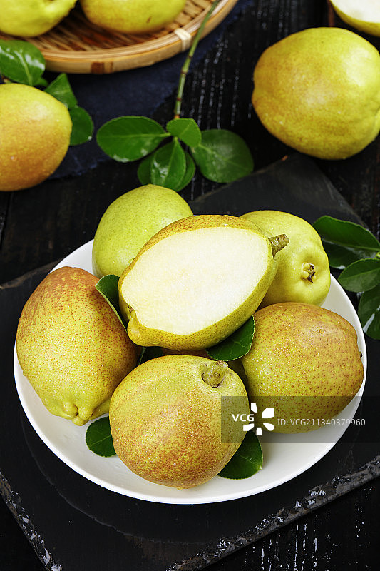 黑底上放着一盘新疆库尔勒香梨图片素材