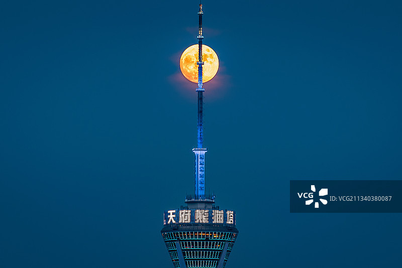 成都市区地标建筑天府熊猫塔与满月图片素材