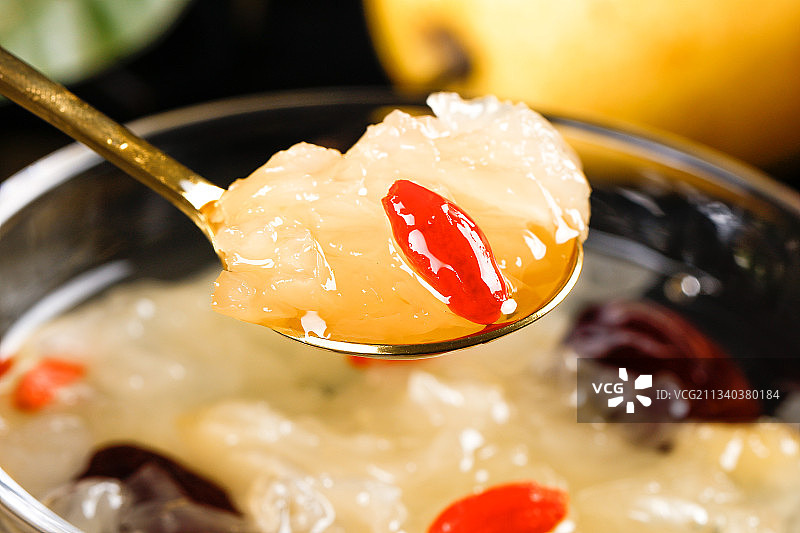 黑底上放着一碗银耳雪梨图片素材