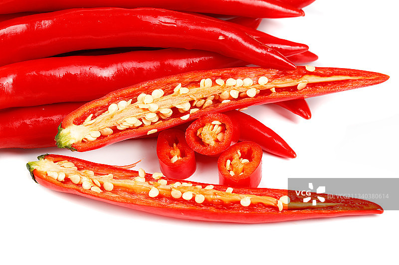 白底上堆着红尖椒图片素材