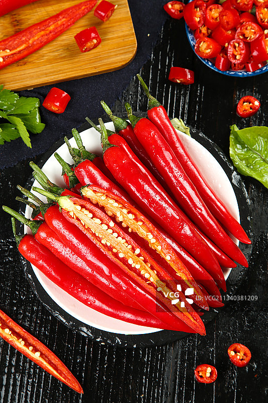 黑底上放着新鲜小米辣图片素材