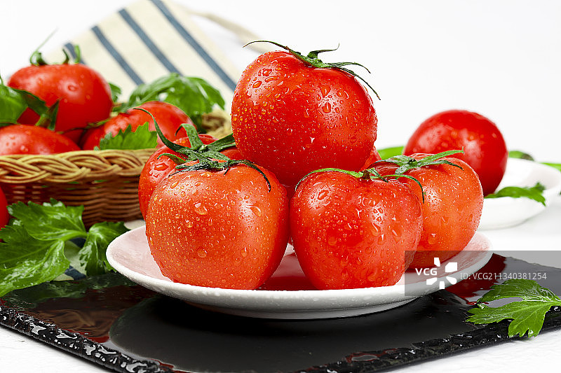 碟子里的西红柿图片素材