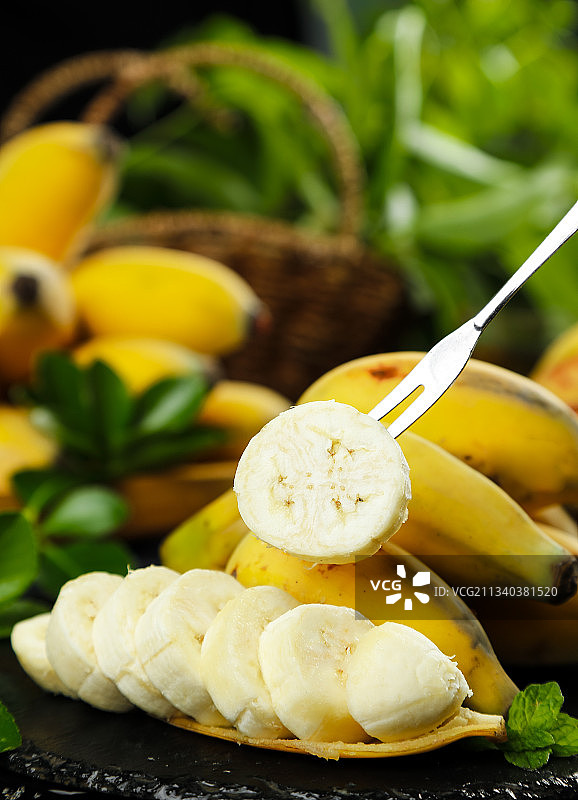 叉子插着广西苹果蕉的果肉图片素材