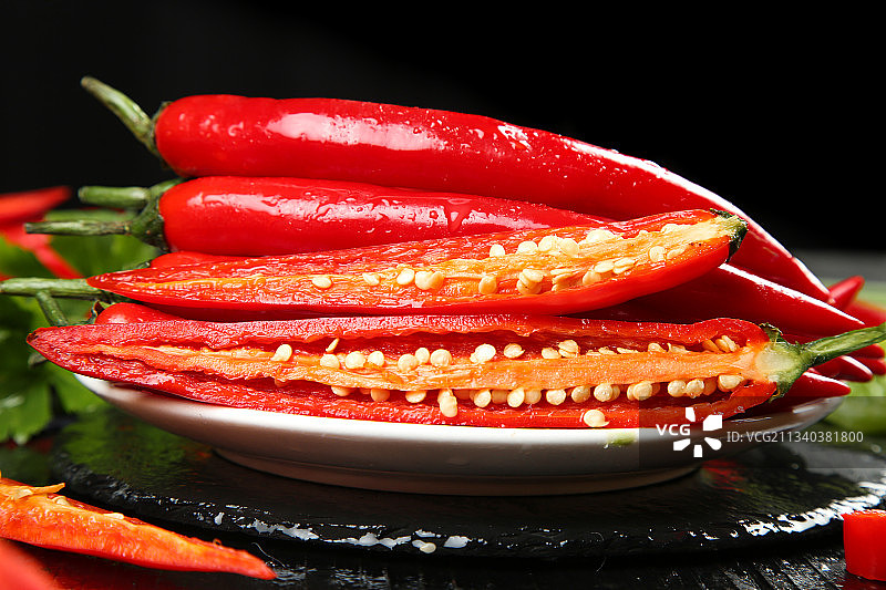 黑底上放着新鲜小米辣图片素材
