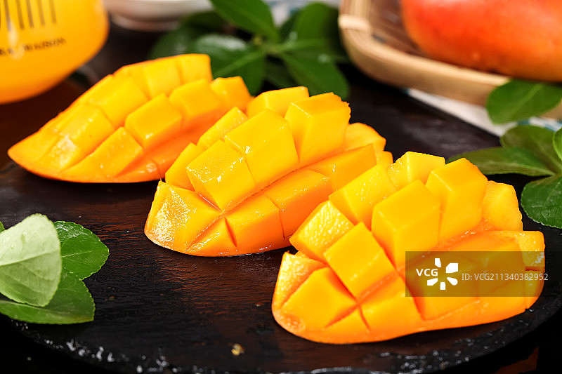 黑石板上放着切开的新鲜彩芒图片素材