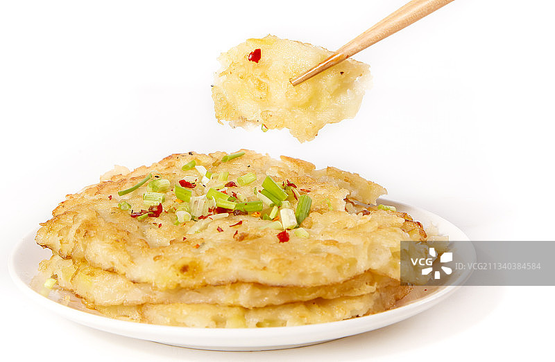 白底上放着一盘土豆饼图片素材