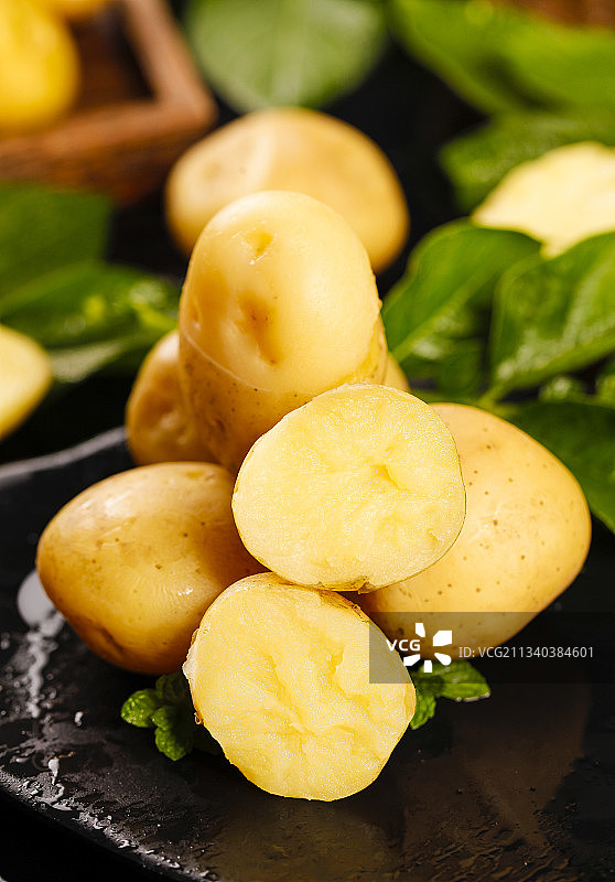 黑石板上放着小土豆图片素材