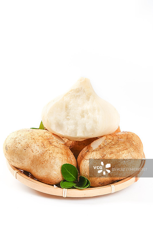 竹篮里的白凉薯图片素材