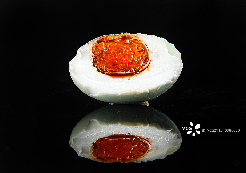 黑底上放着高邮咸鸭蛋图片素材