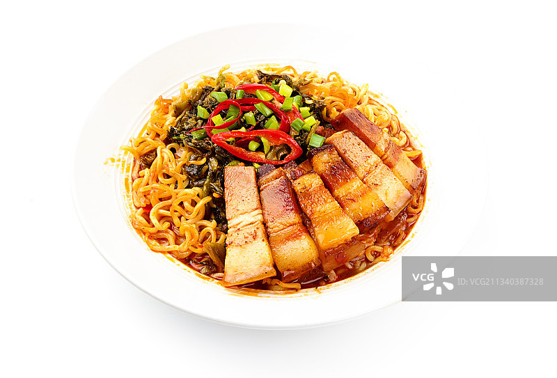 白底上放着一盘猪肉酸菜面图片素材
