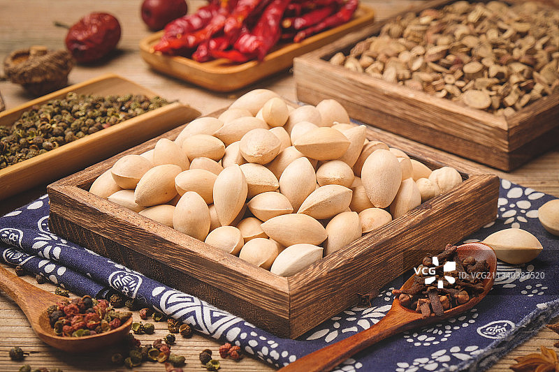 一盘白果放在木底上图片素材