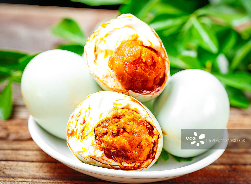 木底上放着黄心咸鸭蛋图片素材