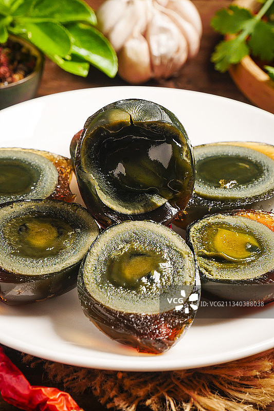 木底上放着一盘皮蛋图片素材