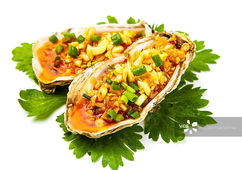 蒜蓉生蚝放在白底上图片素材