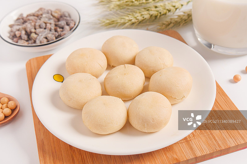 木板上放着一盘绿豆饼图片素材