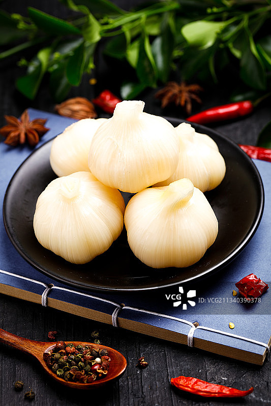 深底上放着一盘糖蒜图片素材