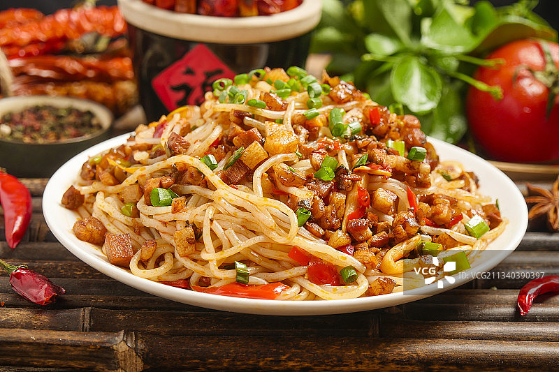 木底上放着一盘炸酱面图片素材