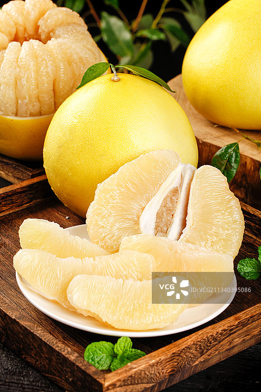 深底上的白肉蜜柚图片素材