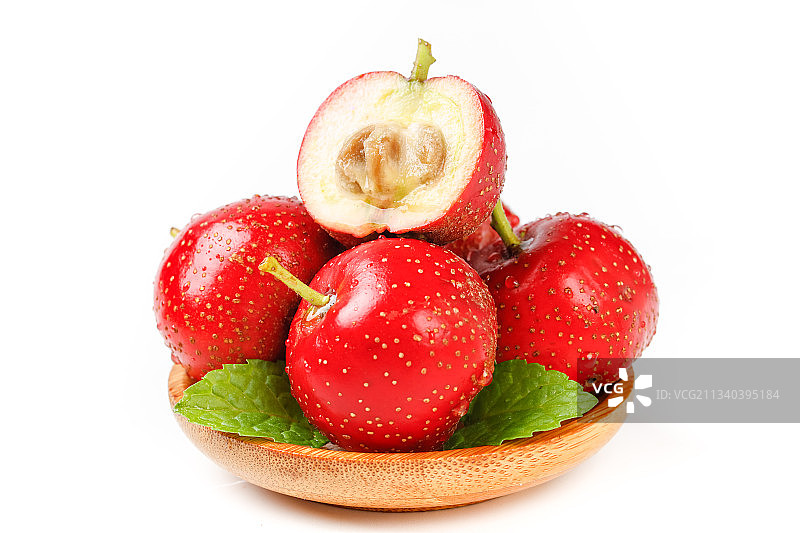 白底上放着一盘新鲜山楂图片素材