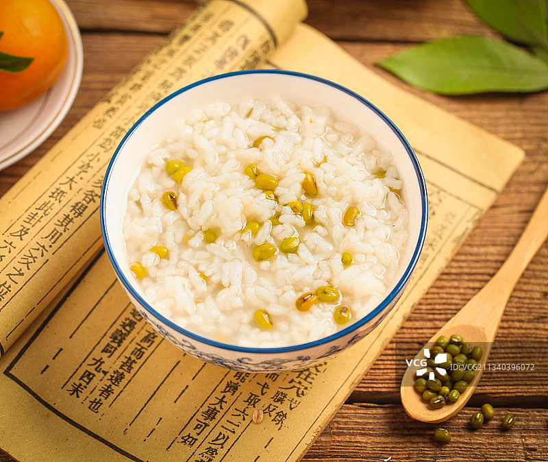 碗里装着绿豆粥图片素材
