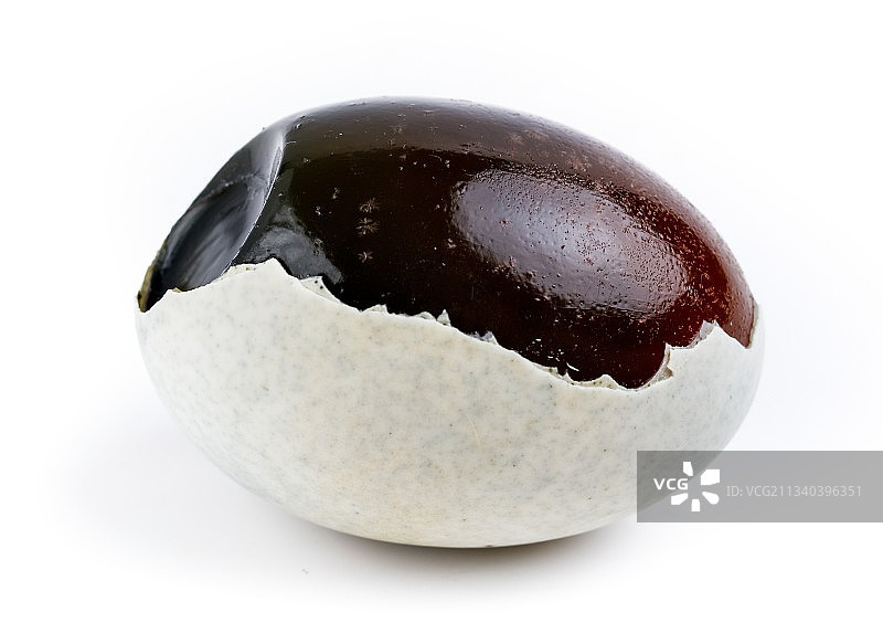 白底上放着新鲜皮蛋图片素材