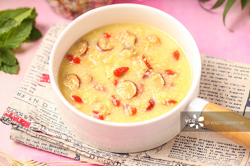 浅底上放着一碗小米红枣粥图片素材