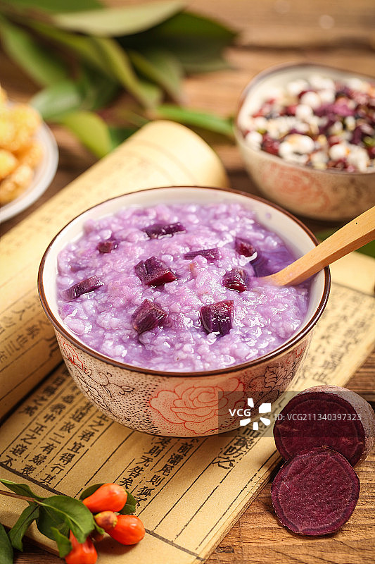 一碗紫薯粥放在木底上图片素材