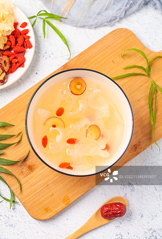 木板上放着一碗银耳汤图片素材