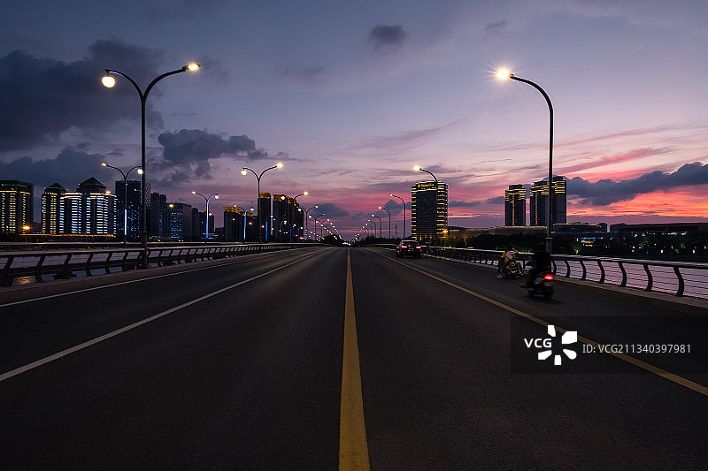 大桥晚霞（拍摄于扬州明月湖大桥）图片素材