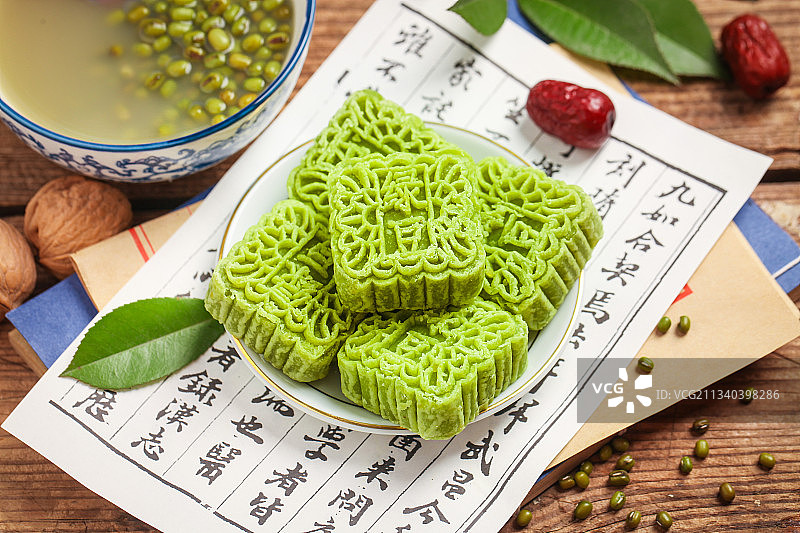木底上放着一盘绿豆糕图片素材