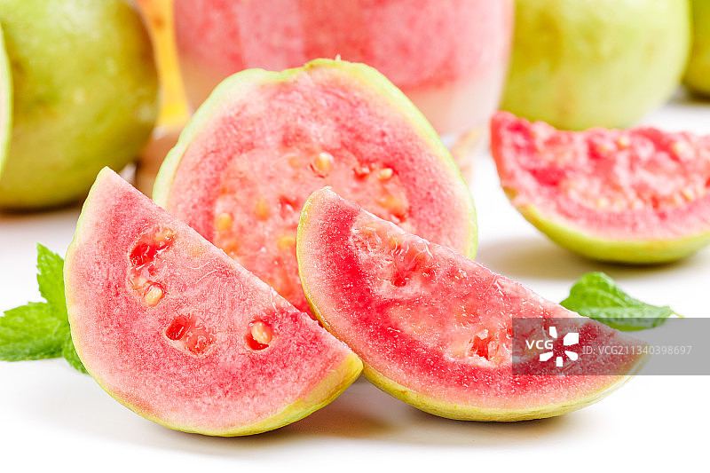 白底上放着红心番石榴图片素材