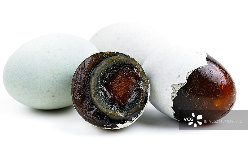 白底上放着新鲜松花皮蛋图片素材