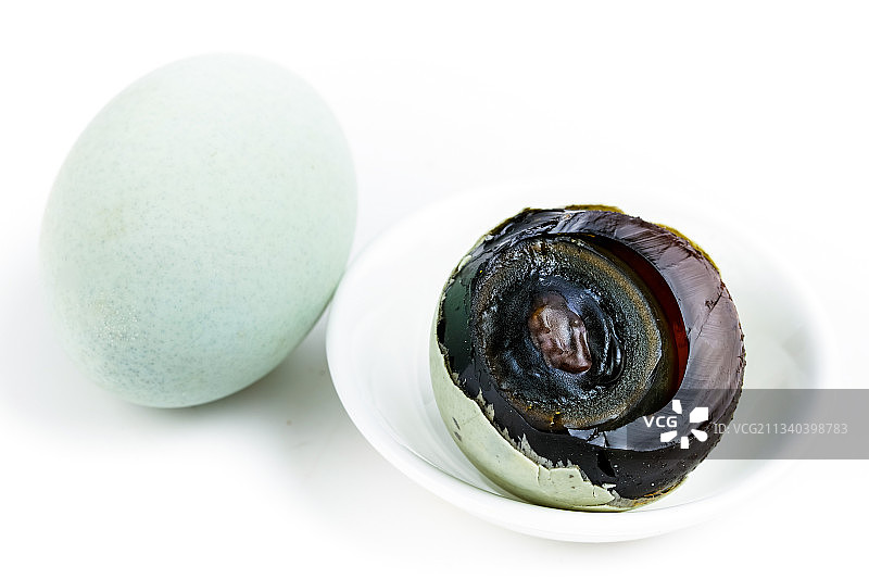 白底上放着新鲜皮蛋图片素材