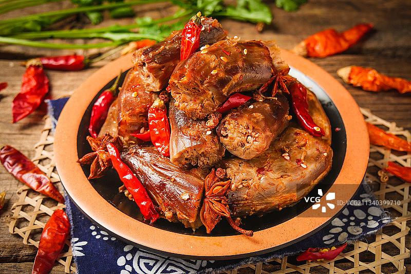 碗里装着香辣鸭脖图片素材