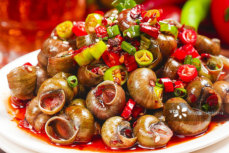 盘子里的香辣田螺图片素材