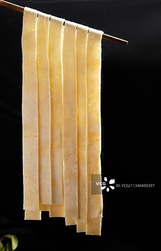 筷子上的宽面条图片素材