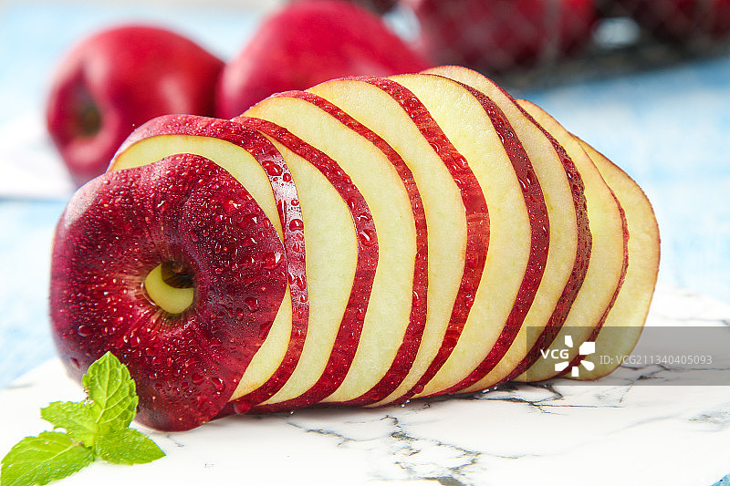 浅底上摆放着苹果图片素材