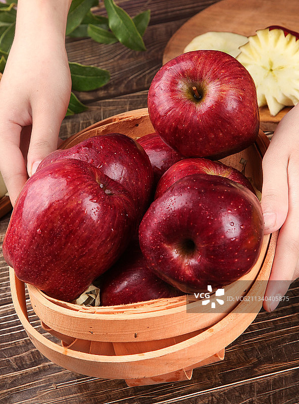 篮子里装着花牛苹果图片素材