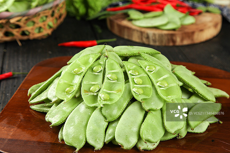 木底上摆放着扁豆角图片素材