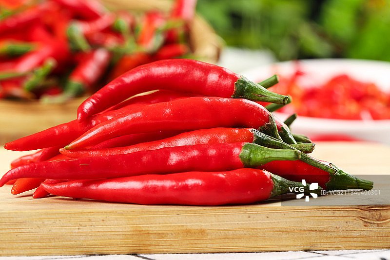 木底上放着小米椒图片素材