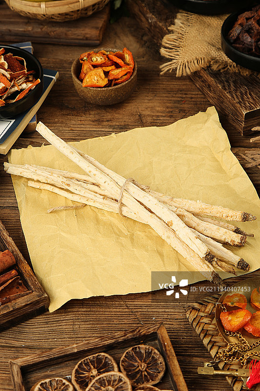 黄色纸上放着沙参图片素材