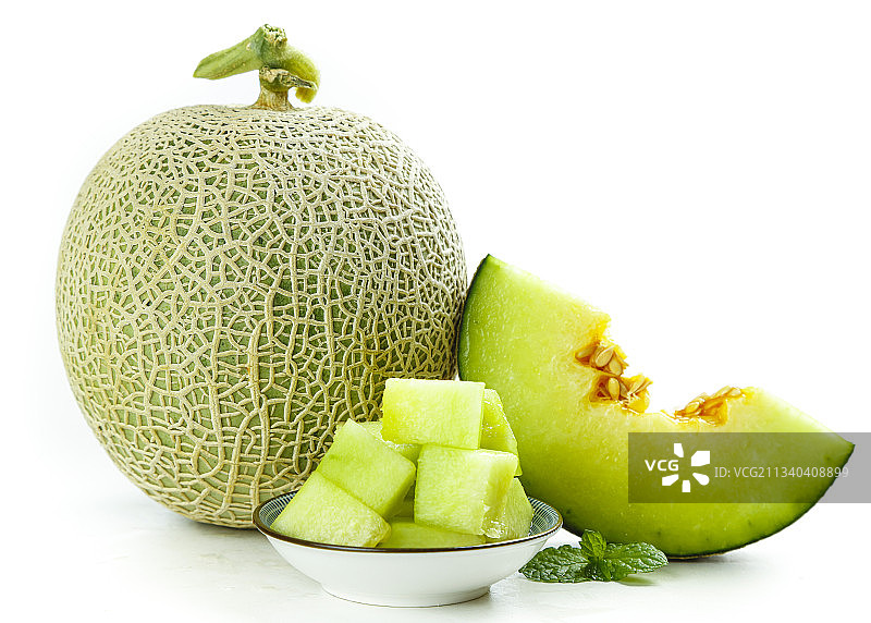 白底上放着切开的玫珑蜜瓜图片素材
