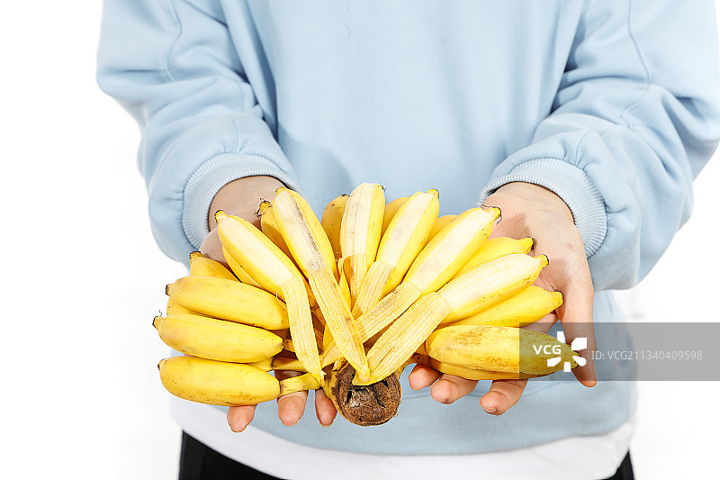 手里拿着一串小米蕉图片素材