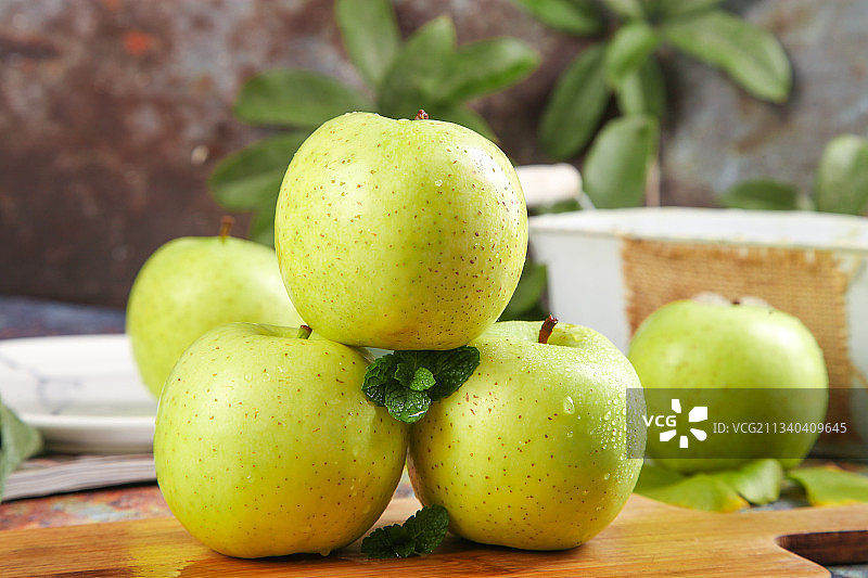 木底上摆放着王林青苹果图片素材