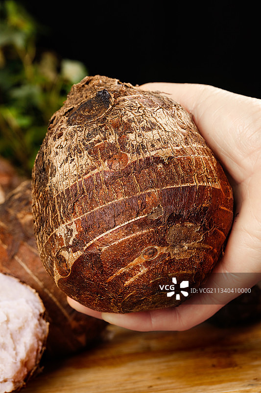 手里拿着香芋头图片素材
