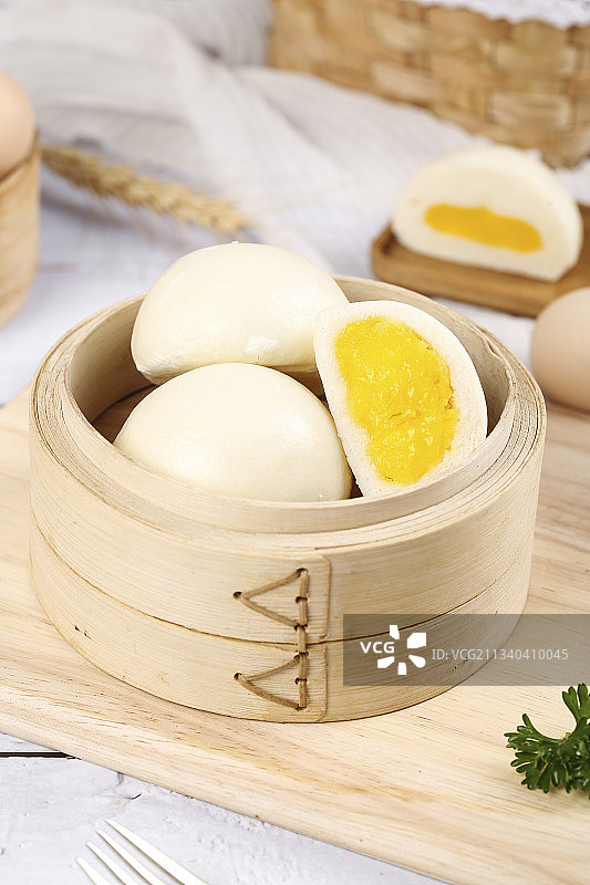 蒸笼里放着奶黄包图片素材