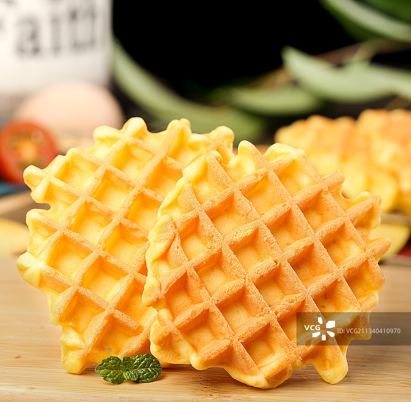 木底上的华夫饼图片素材
